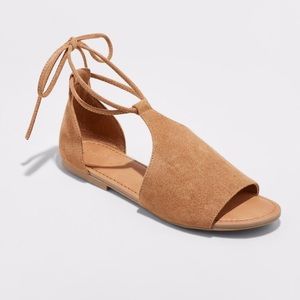 Universal Thread brown strappy tie sandals in size 8.5